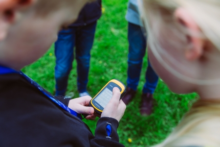 Herbstferienspiele „Geocaching“ am Dienstag, 15. Oktober in der Wewelsburg. © Kreismuseum Wewelsburg, Lina Loos